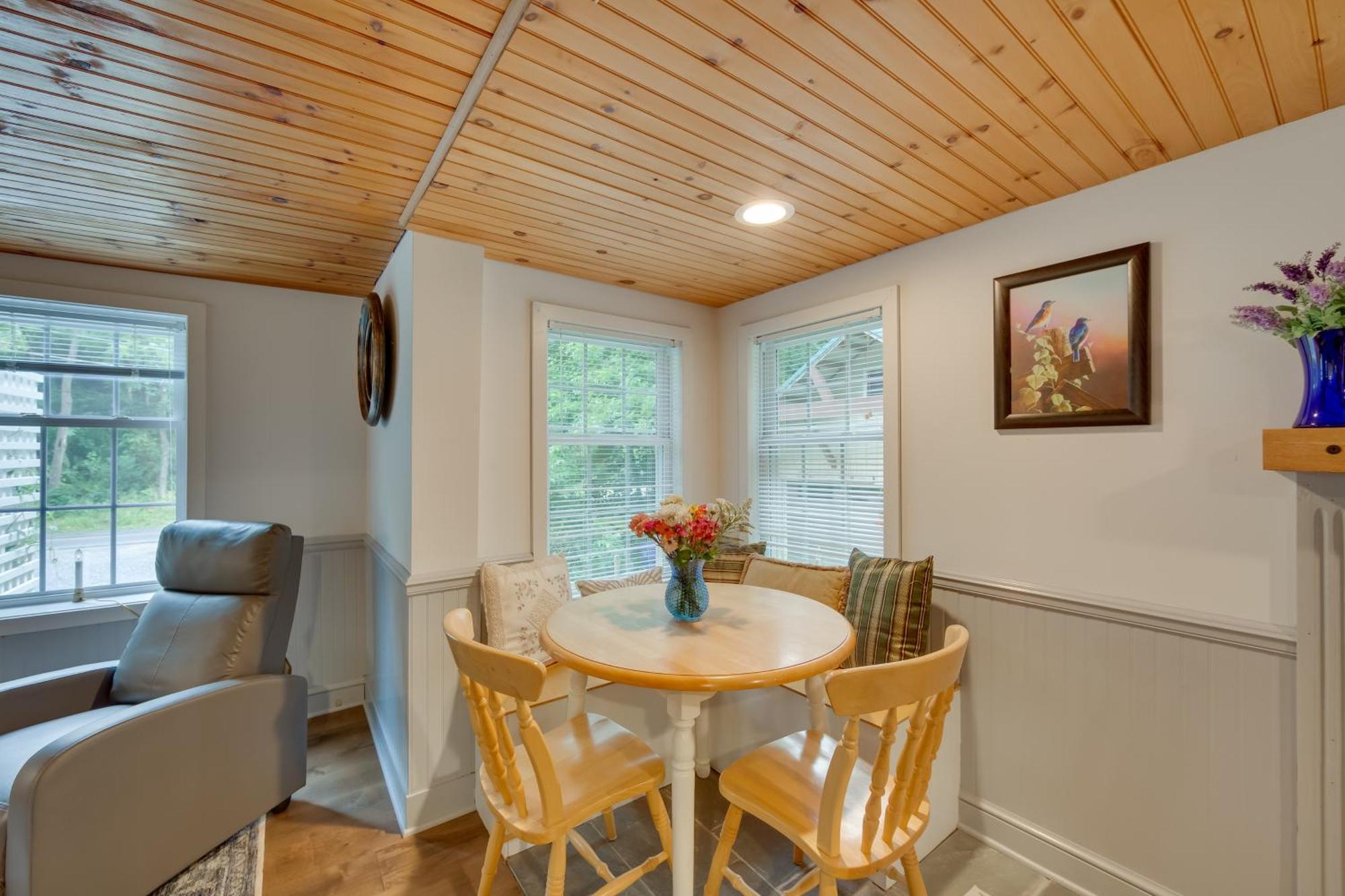 Charming With On-site Animal Viewing Holiday home *